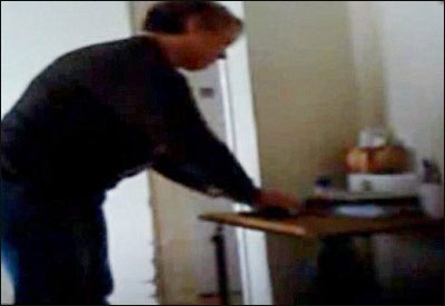 مقعدة تلتقط صورا لمقدمي العناية لها وهم يسرقون نقودها