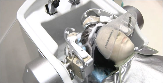 بالفيديو.. روبوت ياباني يغسل الشعر باستخدام 24 اصبعا!! بالفيديو.. روبوت ياباني يغسل الشعر باستخدام 24 اصبعا!!