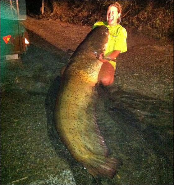 بالصور.. شابة تحطم الرقم القياسي وتصطاد سمكة بوزن 97.52 كغم!!