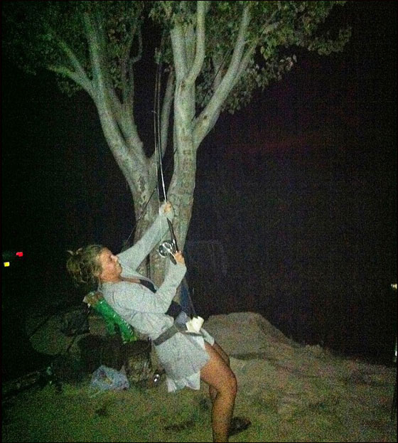 بالصور.. شابة تحطم الرقم القياسي وتصطاد سمكة بوزن 97.52 كغم!!