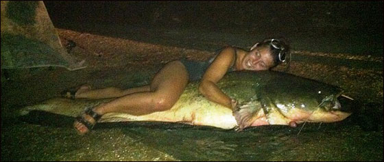 بالصور.. شابة تحطم الرقم القياسي وتصطاد سمكة بوزن 97.52 كغم!!