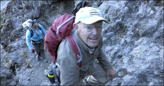 بالصور.. ثمانيني يتسلق اعلى قمة في افريقيا ويدخل "غينيس"!! بالصور.. ثمانيني يتسلق اعلى قمة في افريقيا ويدخل "غينيس"!!