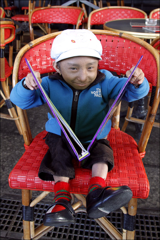 بالصور.. أصغر رجل في العالم بجولة مدهشة في باريس!! بالصور.. أصغر رجل في العالم بجولة مدهشة في باريس!!