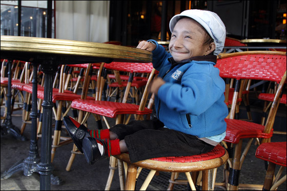 بالصور.. أصغر رجل في العالم بجولة مدهشة في باريس!! بالصور.. أصغر رجل في العالم بجولة مدهشة في باريس!!