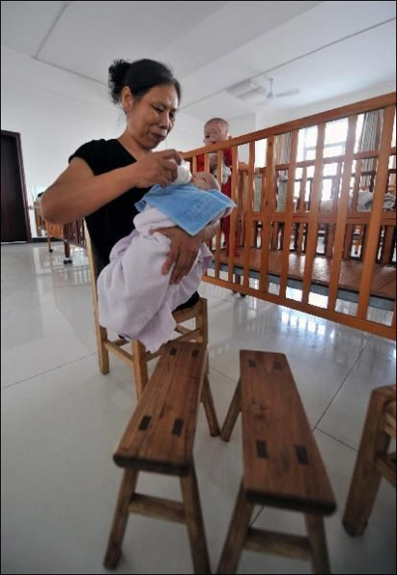 صينية فقدت ساقيها وأبويها تربي أكثر من 130 يتيماً!! 