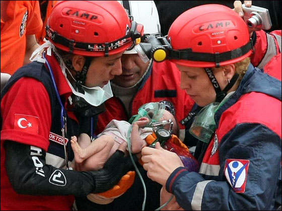بعد 72 ساعة من زلزال تركيا انتشال طفلة لا تتجاوز الاسبوعين