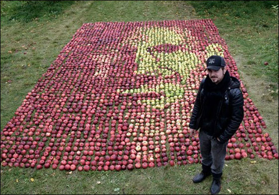 بالصور.. فنان كندي يستخدم 3500 تفاحة لرسم ستيف جوبز!!