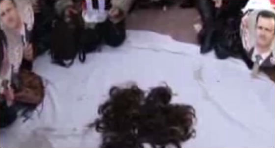احتجاجا لغياب النخوة في سوريا سيدات يقصصن خصلات شعرهن!! 