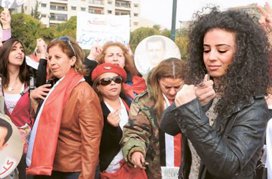 احتجاجا لغياب النخوة في سوريا سيدات يقصصن خصلات شعرهن!! 