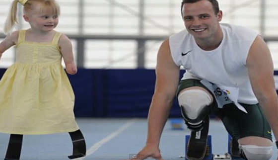 طفلة مبتورة الارجل والايدي تنضم لفريق كرة القدم بمدرستها!! طفلة مبتورة الارجل والايدي تنضم لفريق كرة القدم بمدرستها!!