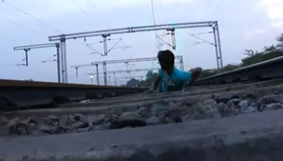 .. مغامر مجنون يصور نفسه تحت عجلات قطار! .. مغامر مجنون يصور نفسه تحت عجلات قطار!