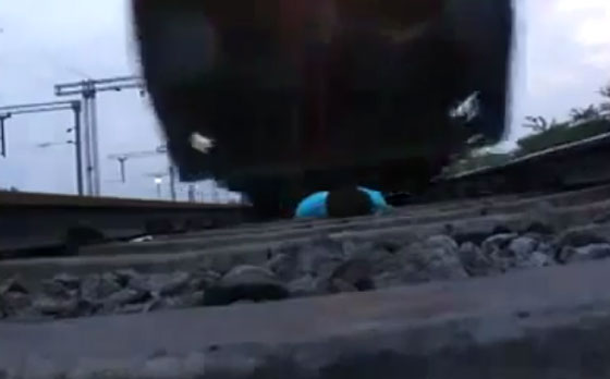 .. مغامر مجنون يصور نفسه تحت عجلات قطار! .. مغامر مجنون يصور نفسه تحت عجلات قطار!