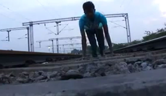 .. مغامر مجنون يصور نفسه تحت عجلات قطار! .. مغامر مجنون يصور نفسه تحت عجلات قطار!