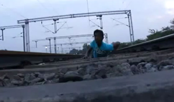 .. مغامر مجنون يصور نفسه تحت عجلات قطار! .. مغامر مجنون يصور نفسه تحت عجلات قطار!