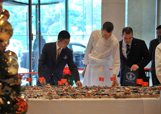 الصين تصنع اطول كعكة عيد الميلاد وفندق بودج يعرضها!! الصين تصنع اطول كعكة عيد الميلاد وفندق بودج يعرضها!!