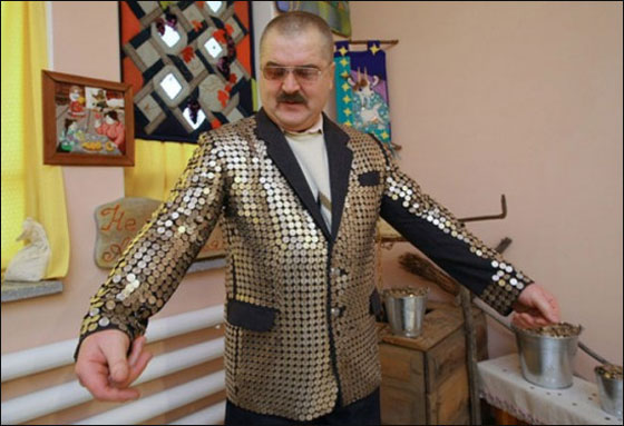 مليونير يجمع 5 ملاين قطعة نقدية ويصنع بقسم منها معطفا!