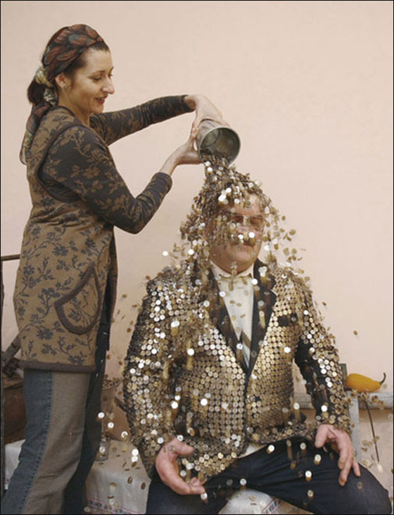 مليونير يجمع 5 ملاين قطعة نقدية ويصنع بقسم منها معطفا!