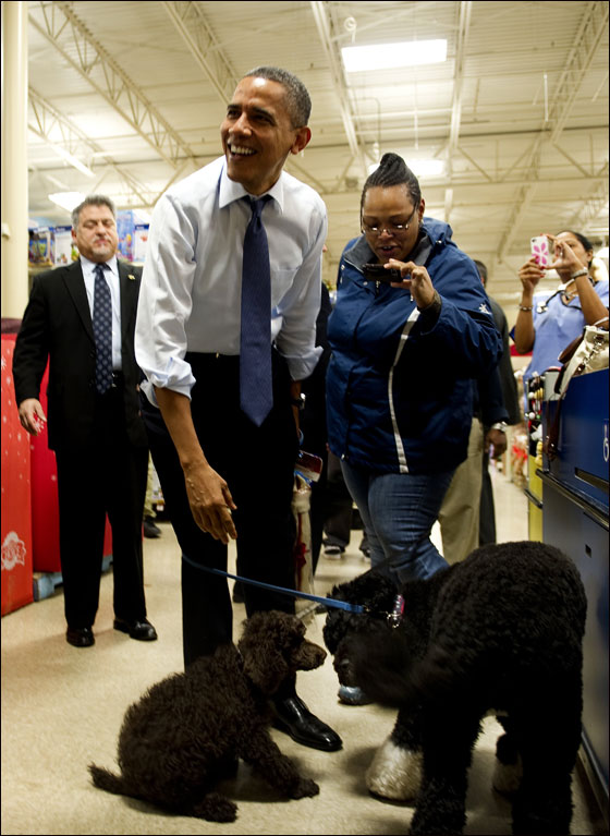 بالفيديو والصور: اوباما يصطحب كلبه في جولة التسوق لعيد الميلاد!
