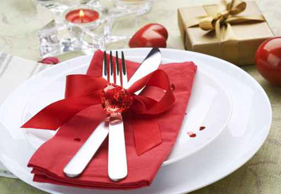 نقدم اكثر الافكار رومانسية لتزيين طاولة العشاق في عيد الحب!