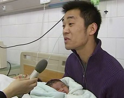 ام صينية تضع طفل يزن حوالي 7 كيلو ويعتبر الاثقل في البلاد! ام صينية تضع طفل يزن حوالي 7 كيلو ويعتبر الاثقل في البلاد!