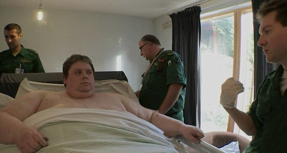 بريطاني لم يغادر بيته لمدة 10 سنوات بسبب وزنه الزائد الذي يبلغ 380 كيلو