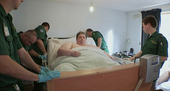 بريطاني لم يغادر بيته لمدة 10 سنوات بسبب وزنه الزائد الذي يبلغ 380 كيلو