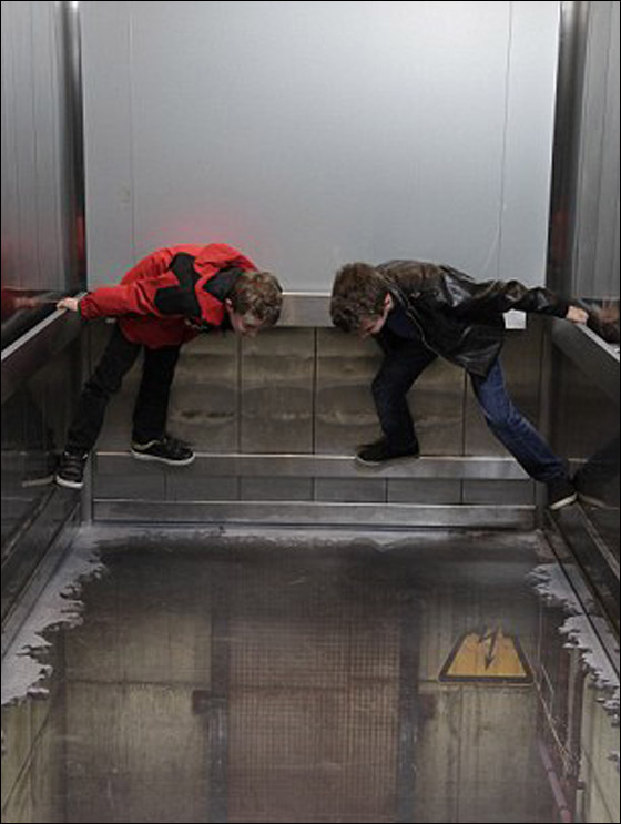 انتبه الا تسقط.. مصعد بدون ارضية يفاجئ السواح!