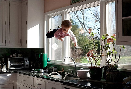 هل هذا سحر ام واقع؟ صور لطفل يحلق في الهواء في اماكن مختلفة!