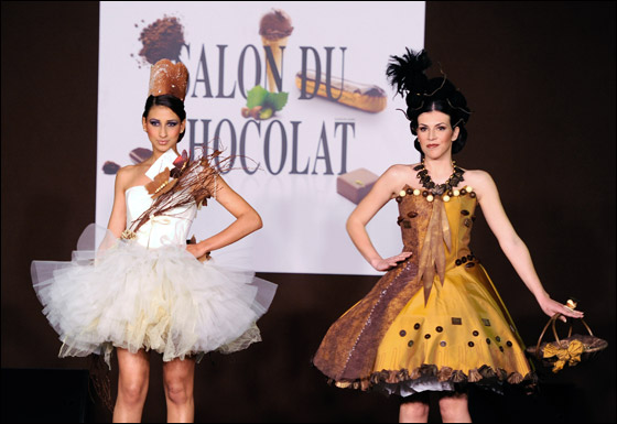 بالصور: عرض ازياء في فرنسا من الشوكولاطة!