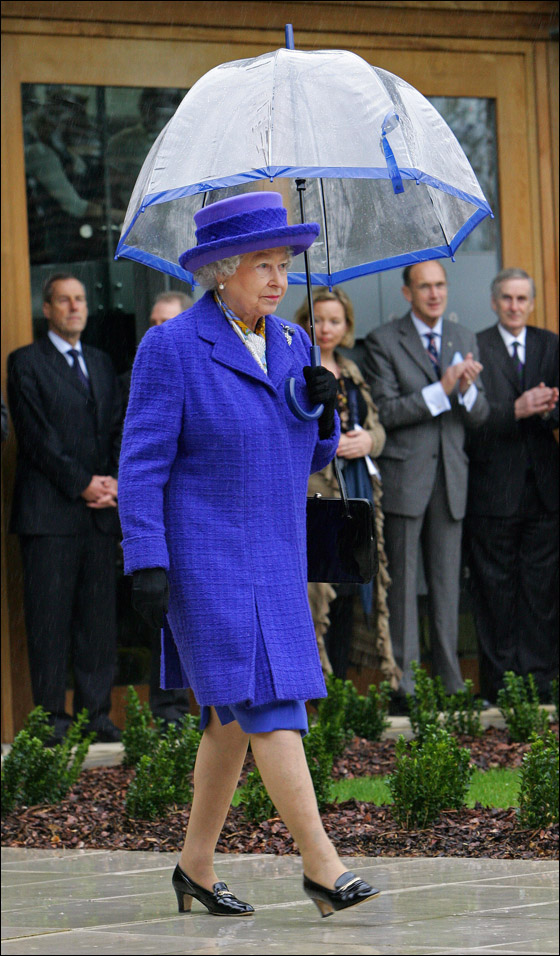 ماهو السر وراء مظلات الملكة