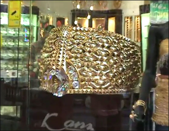 دبي تعرض أكبر خاتم ذهب في العالم بوزن صافي يبلغ 58.856 كغم!