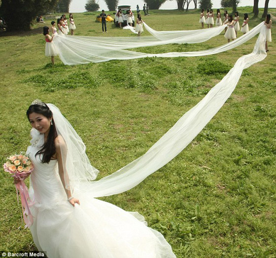 20 فتاة لحمل ثوب عروس طوله 520 مترا ووزنه 50 كيلوجراما