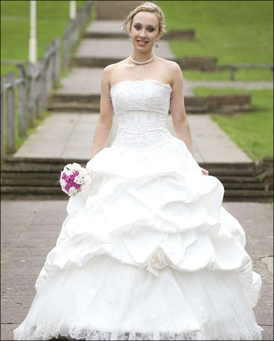 بريطانيا: عارضة ازياء تقوم بتبديل 9 فساتين بيوم زفافها!