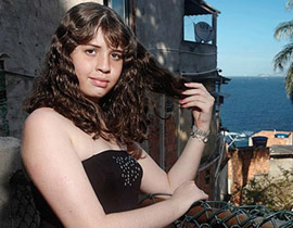 باعت شعرها الطويل بـ 3000 جنية استرليني 