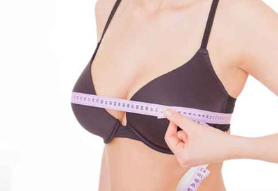 ادعت اصابتها بسرطان الثدي لتكبيرهما 