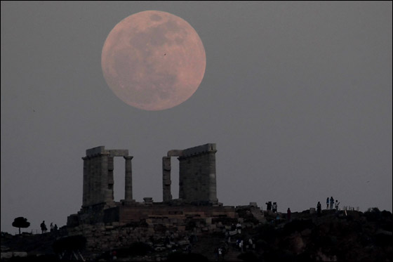 بالصور.. القمر بدر واكثر قربا واضاءة وفي ظله تبرز معالم المدن في العالم!
