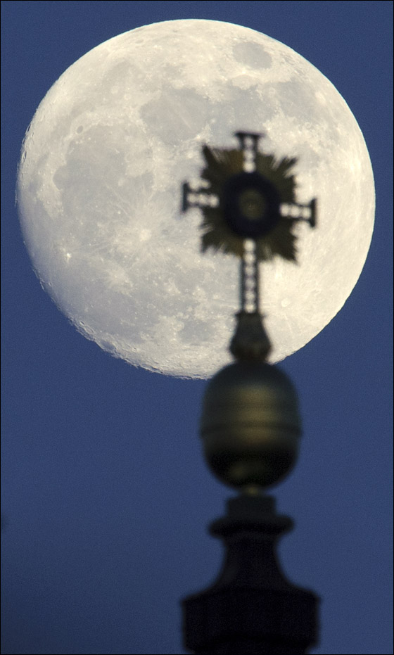 بالصور.. القمر بدر واكثر قربا واضاءة وفي ظله تبرز معالم المدن في العالم!