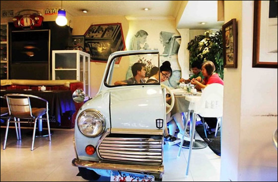مطعم يستبدل طاولاته بالسيارات