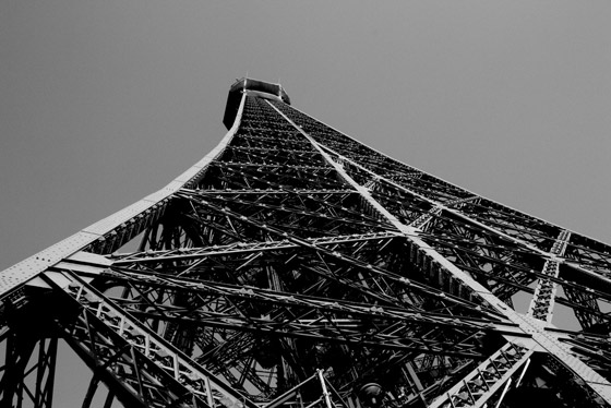 بالصور: برج ايفل بزوايا مميزة كما لم يراه احد من قبل!