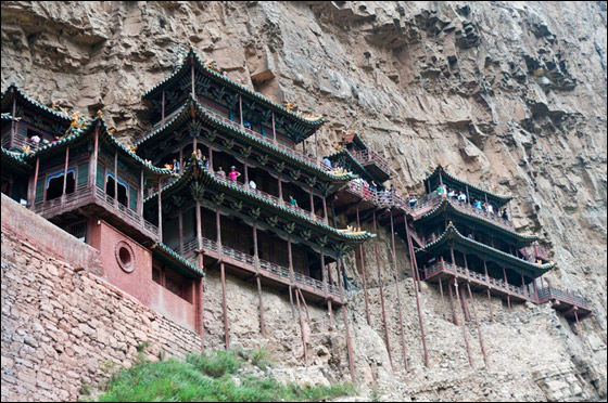 شاهدوا أكثر المعابد رعبا في العالم على منحدرات جبال الصين