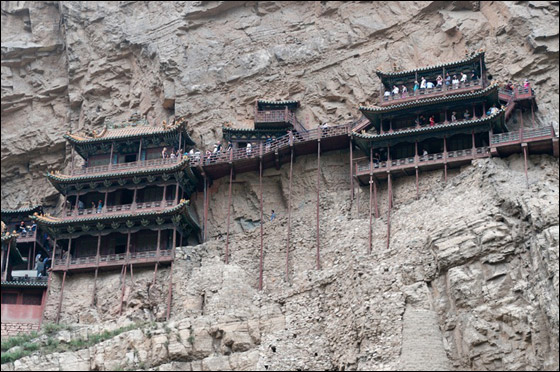 شاهدوا أكثر المعابد رعبا في العالم على منحدرات جبال الصين