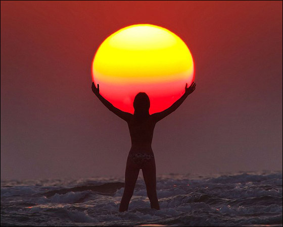 صور مذهلة لاشخاص "يلعبون" بالشمس بالقرب من الصحراء!!