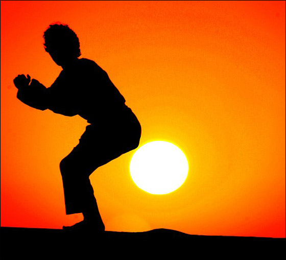 صور مذهلة لاشخاص "يلعبون" بالشمس بالقرب من الصحراء!!