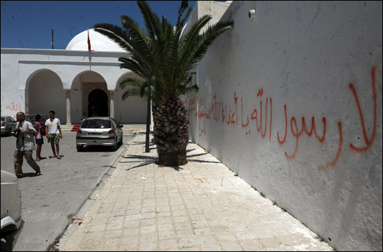 تونس: اشتباكات بين الامن والسلفيين بسبب معرض مسيء للاسلام