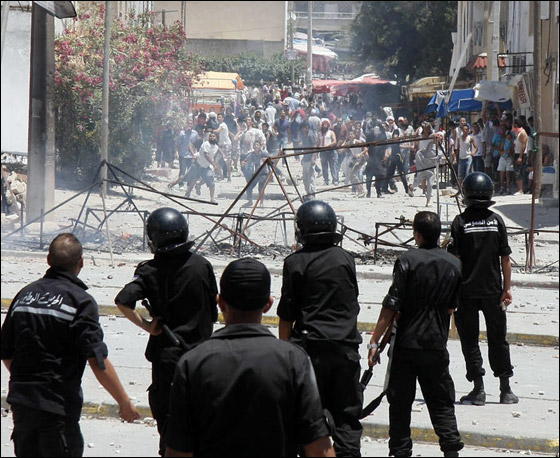 تونس: اشتباكات بين الامن والسلفيين بسبب معرض مسيء للاسلام