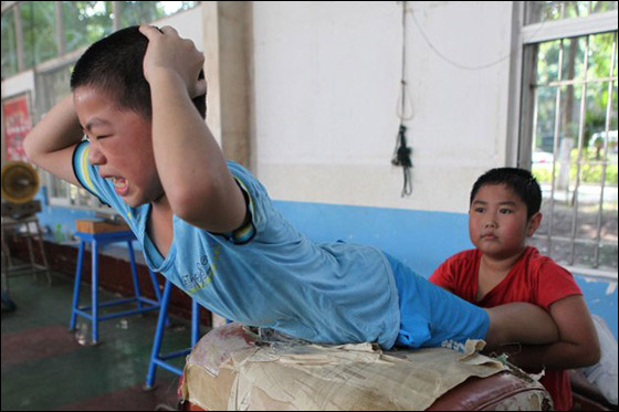 بالصور: معسكرات تعذيب اطفال في الصين للفوز بالأولمبياد! 