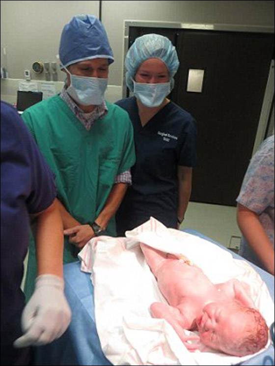 جدة تنجب حفيدها بواسطة استخدام رحمها لحمل جنين ابنتها!