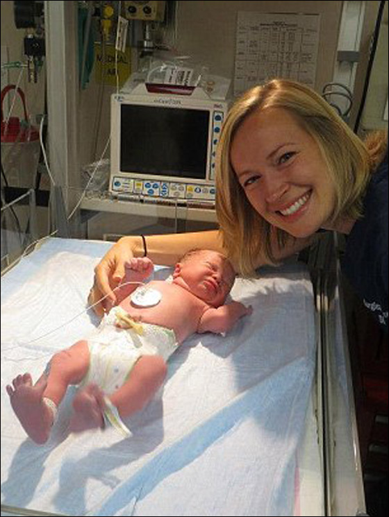 جدة تنجب حفيدها بواسطة استخدام رحمها لحمل جنين ابنتها!