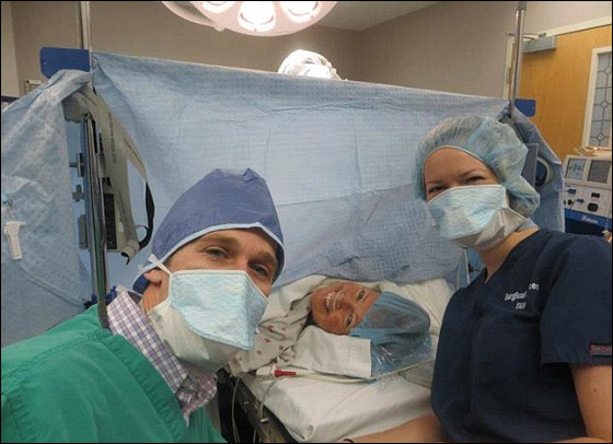 جدة تنجب حفيدها بواسطة استخدام رحمها لحمل جنين ابنتها!