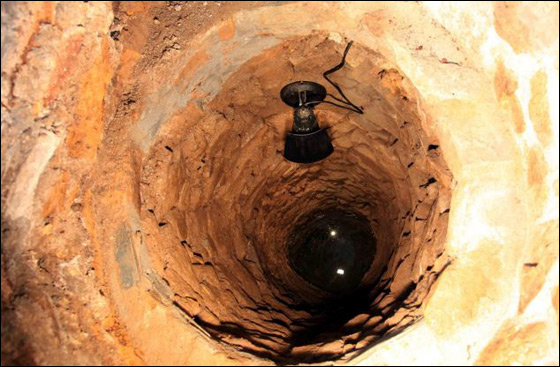 بالصور: بريطاني يكتشف ارض تاريخية تحت منزله!